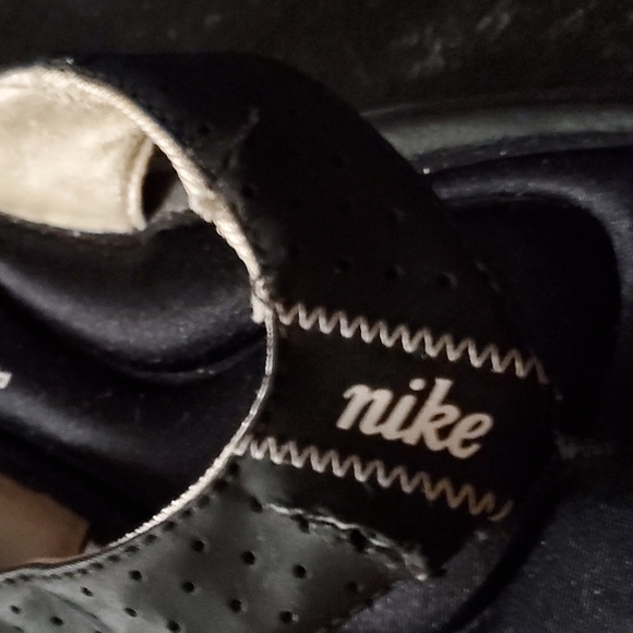 Womens Nike Flip-flops. Sz 8. Damage on one. See Photos. - Picture 4 of 7